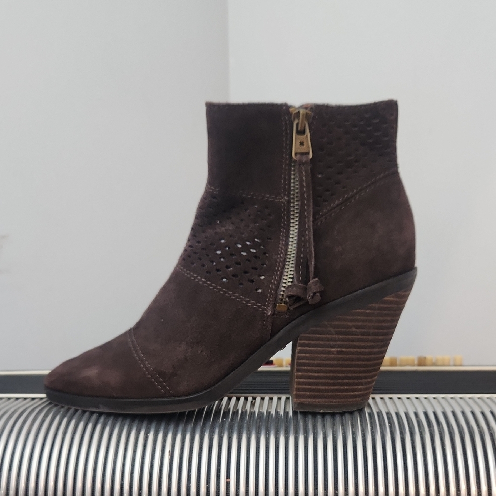 BEAUTIFUL LUCKY BRAND BROWN SUEDE LASER CUT DESIGN HEELED ANKLE BOOT SZ 8.5